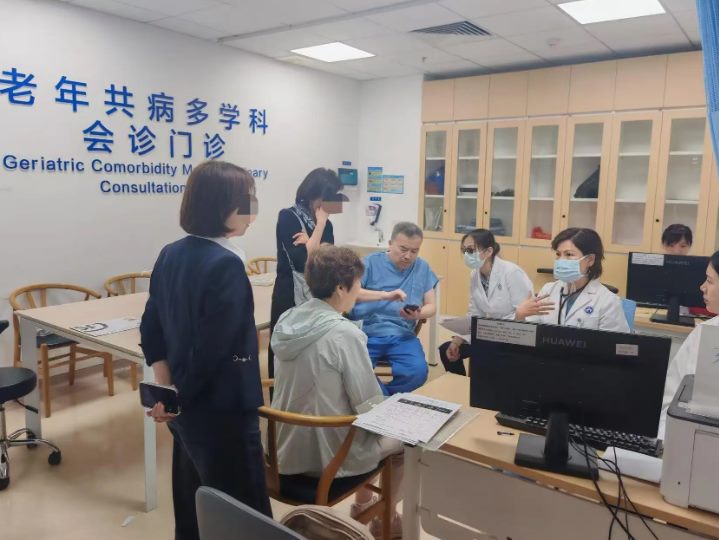 老年白癜风诊疗案例中医生为老人做皮肤检查