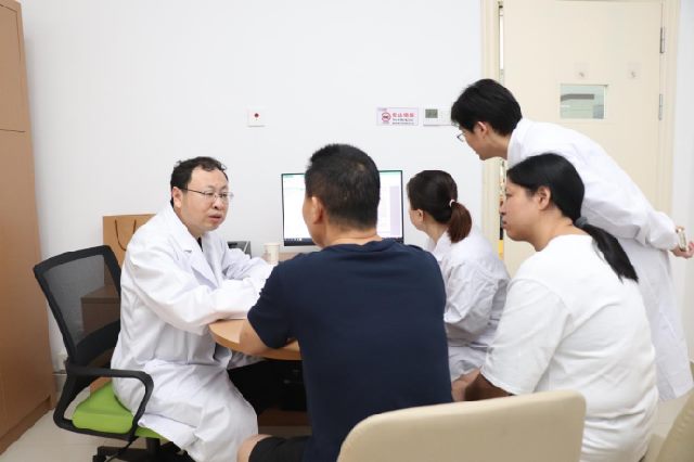 国庆期间三甲医院专家来院会诊讨论病例