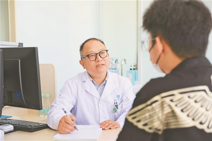 医生向患者讲解白癜风病情与日常防护知识