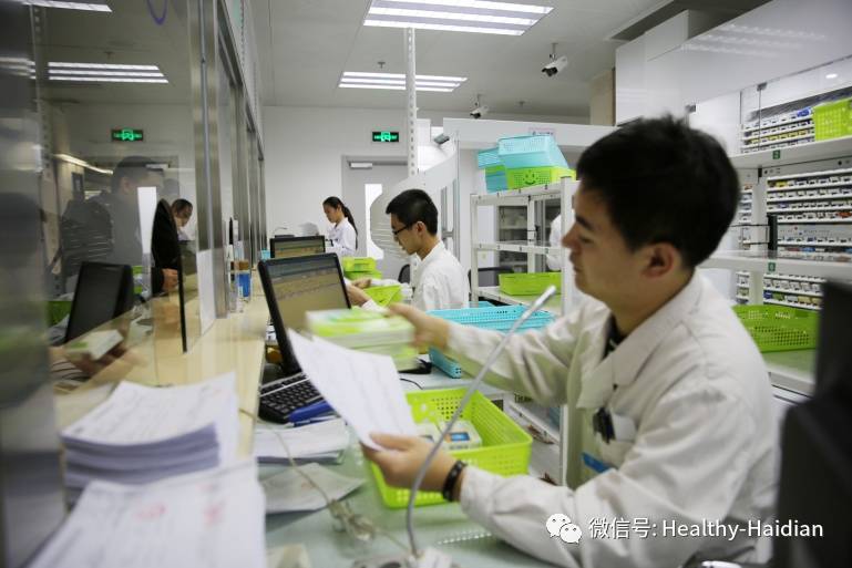 药师在药房窗口向患者说明药物用法用量