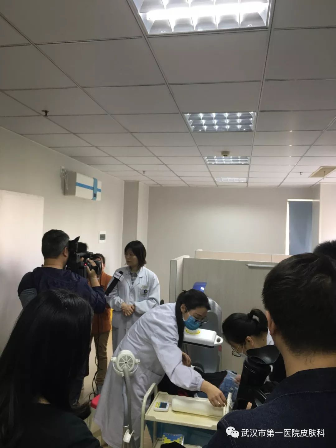 皮肤科医生为面部白癜风患者做面诊检查
