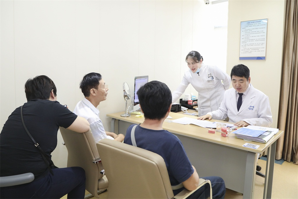 医生为肢端型白癜风患者检查手指皮肤